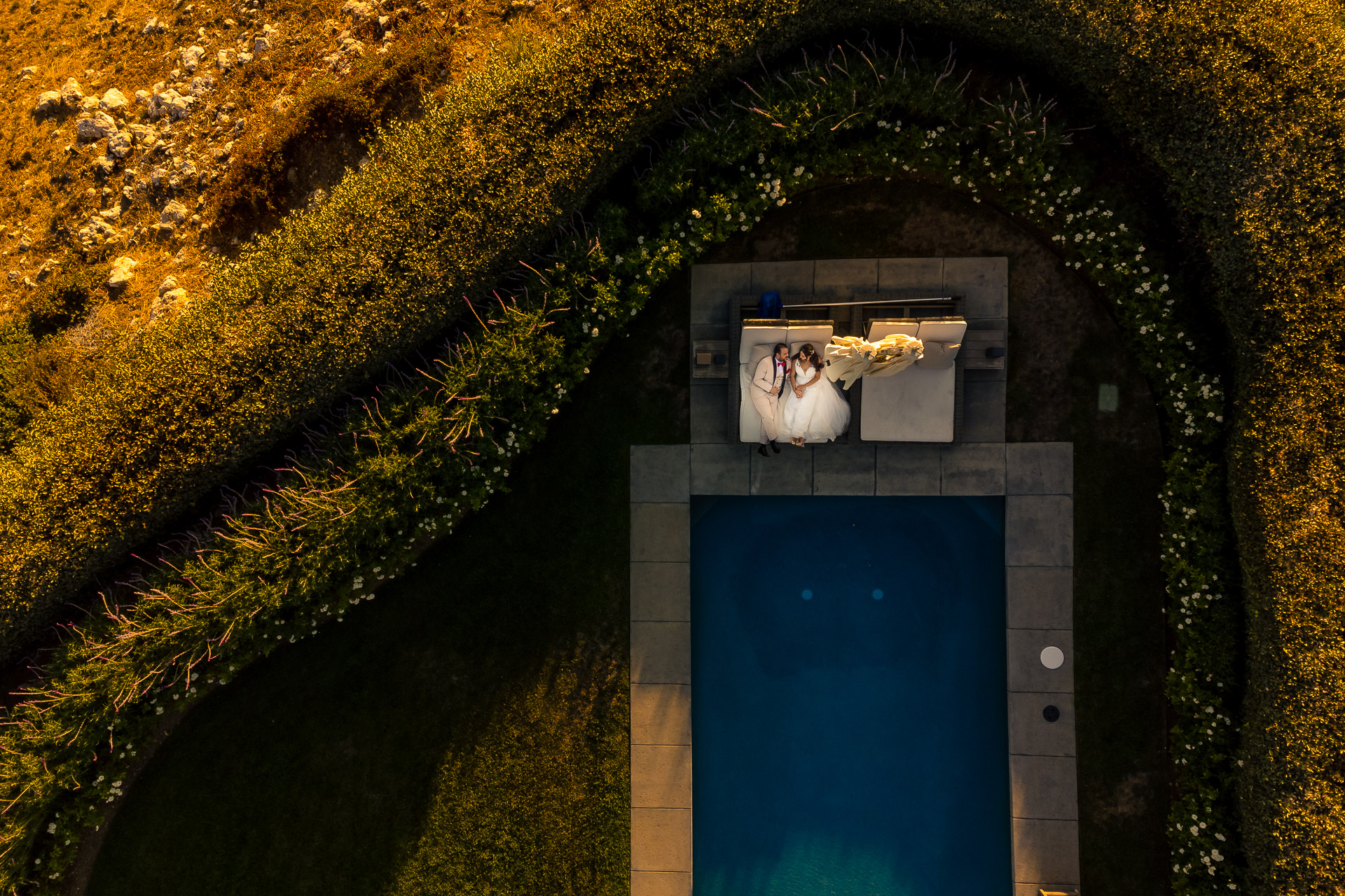 ThomasKim_photography Los Angeles wedding photographer Thomas Kim captures a couple in their wedding dress sitting on a pool.
